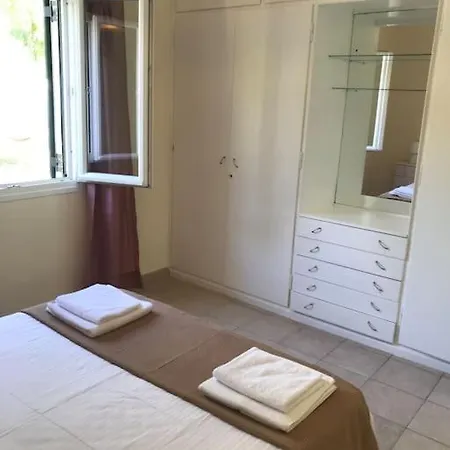 Semesterbostad Rouvas House *